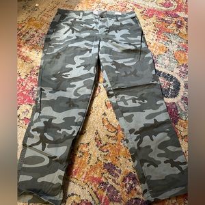New without tags Gap camo girlfriend slacks